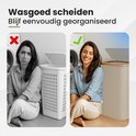 Vrolijke vrouw naast een beige wasmand, in tegenstelling tot een sombere vrouw bij een witte mand