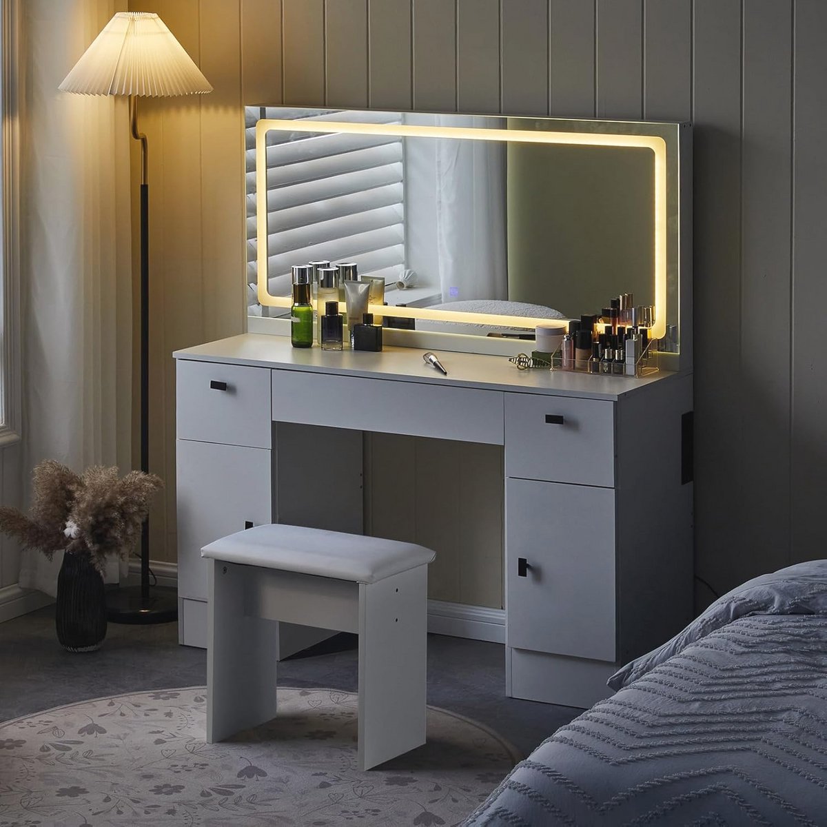 Groot Make-up Tafeltje met Spiegel en Verstelbare Verlichting - Cosmetica Tafel met Oplaaddock, 3 Laden, 2 Kasten en Kruk