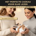 Twee vrouwen geven elkaar een cadeau: een Veloura e-reader. Batterijduur tot 3 weken bij normaal gebruik.