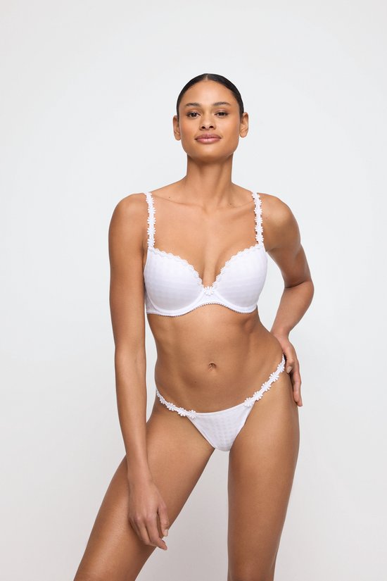 Model naar voren, draagt witte beha met gebloemd randje en witte string met gebloemde zijkanten.