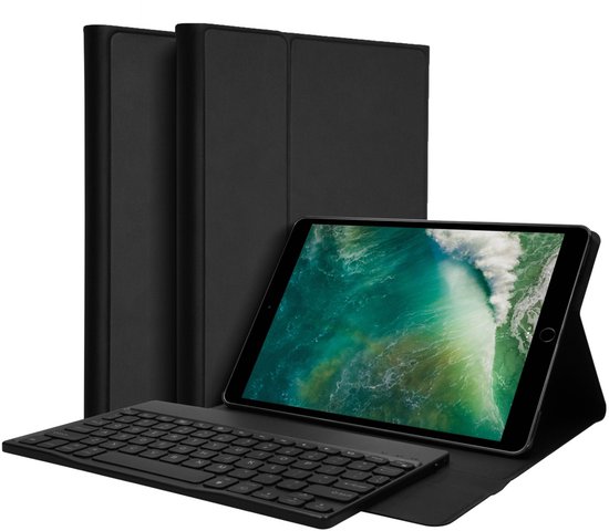 Zwarte toetsenbordhoes met een tablet in standaardmodus, met twee gesloten hoezen ernaast.