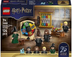 foto van LEGO® Harry Potter™ Kasteel Zweinstein™: Sorteerhoedceremonie - Bouwset voor Kinderen met 4 Minifiguren - Harry Potter Cadeau voor Jongens, Meisjes en Fans Vanaf 7 Jaar - 76460