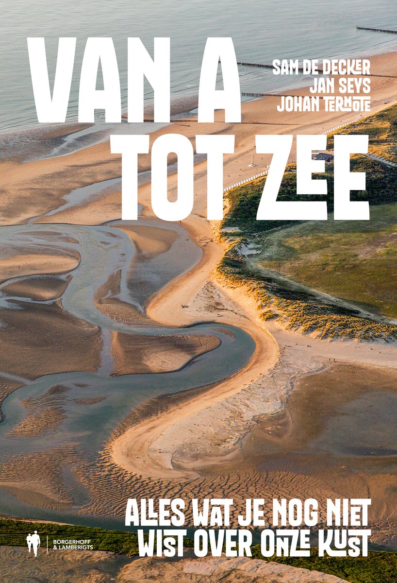 Boekomslag met grote witte letters "VAN A TOT ZEE" over een luchtfoto van een waddenlandschap.