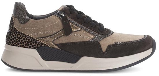 Bruine dames sneaker met luipaardprint accenten aan de zijkant, gouden details en ritssluiting.