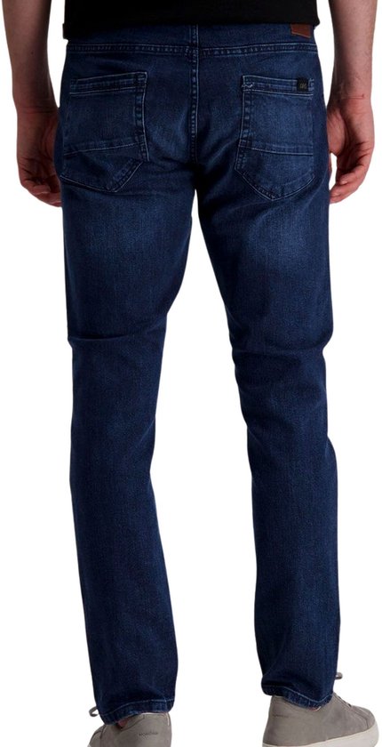 Achterkant van een man in een donkerblauwe jeans met vijf zakken en lichte wassing. De broek heeft een regular fit.