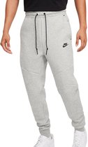 Man in een grijze Nike joggingbroek met zwarte trekkoorden en zwart Nike logo.
