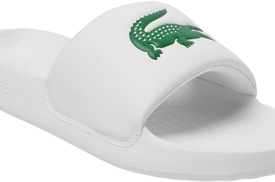 Witte badslippers van Lacoste met een groene krokodil op de band.