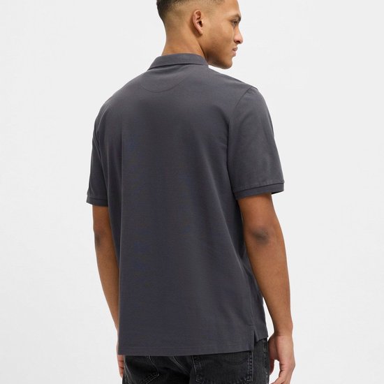 Man, achterkant, draagt een donkergrijs poloshirt.