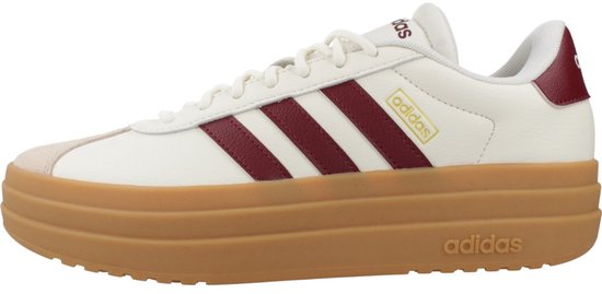 Crème Adidas sneaker met bordeauxrode strepen, bordeauxrode hiel en gum-kleurige plateauzool.