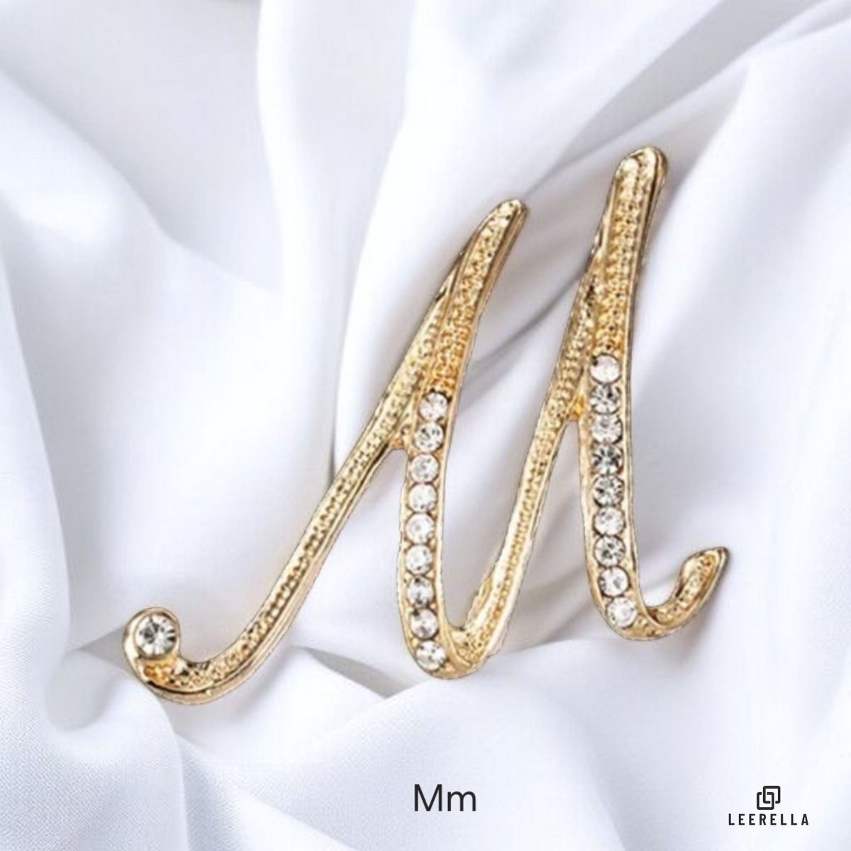 Luxe Strass | M | Letter Broche Goudkleurig met Zirconia Steentjes – Unisex Cursieve Initialen Pin Diverse Maten Voor Heren & Dames