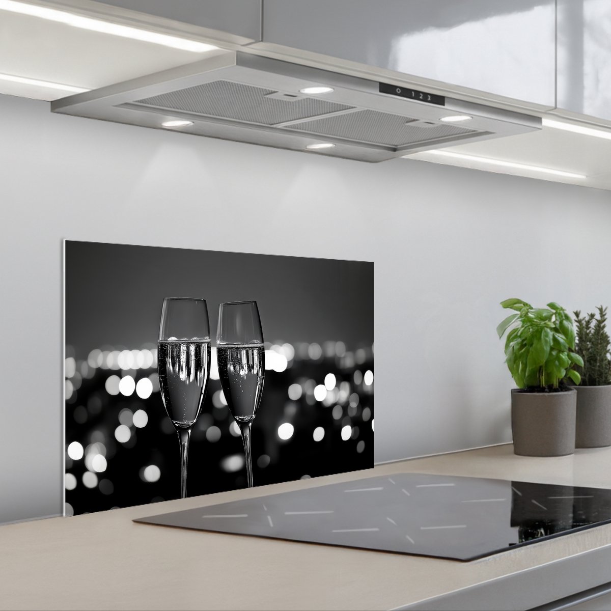 KitchenYeah Spatscherm 60x40 cm Zelfklevende achterwand Bubbels Proosten Champagneglazen Stadslichten Keuken muurbeschermer Spatwand fornuis