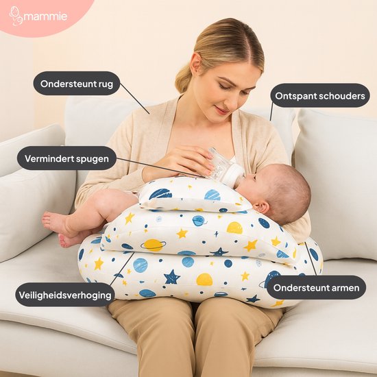 Vrouw voedt baby met fles op wit kussen met planeet- en sterrenprint. Labels tonen ondersteuning rug, schouders, armen, vermindert spugen.