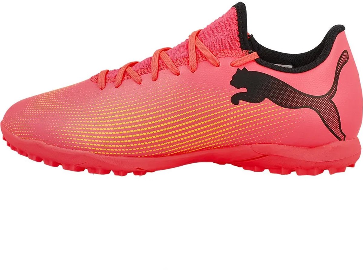 Puma Future 7 Play TT voetbalschoenen in oranje met rekbare kraag en synthetisch bovenwerk, maat EU 40.