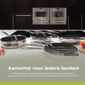 Diverse pannen op een aanrecht, waaronder een koekenpan, hapjespan en wokpan.