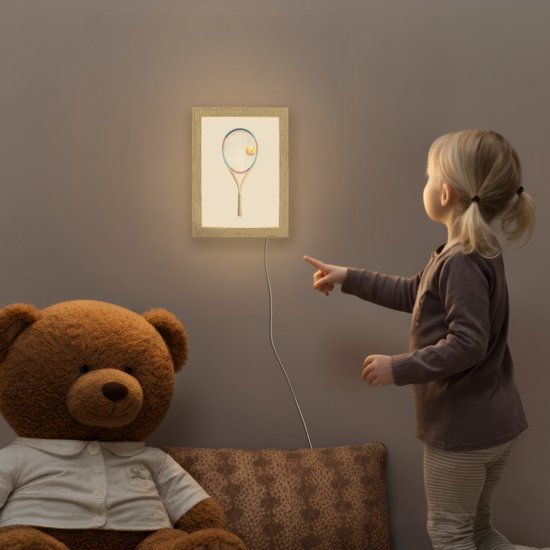Nachtlampje 15x20 cm - Kinder lampje - Tennisracket - Bal - Beige - Tafellamp kinderkamer - Slaapkamer lamp - Bedlamp kinderen - Kinderlampje stopcontact - Wandlamp babykamer - Nachtlampjes van Merkloos — afbeelding 5