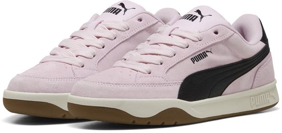 Paire de baskets Puma roses à lacets, bandes Puma noires sur les côtés, semelles intermédiaires crème et semelles extérieures marron.