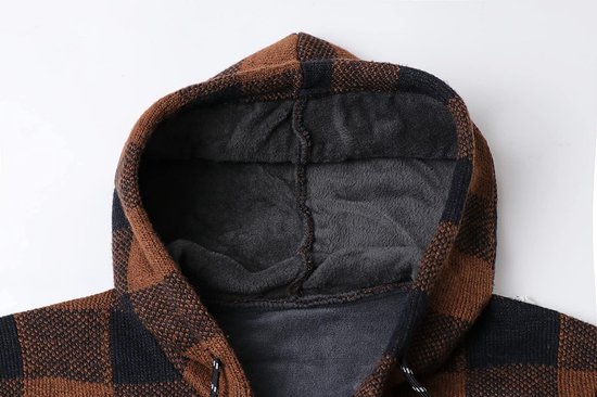 Sluiting van de capuchon met een geruit patroon in bruin en zwart, met donkere fleece voering.