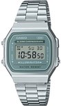 Zilverkleurig Casio horloge met groen digitaal display en metalen band.
