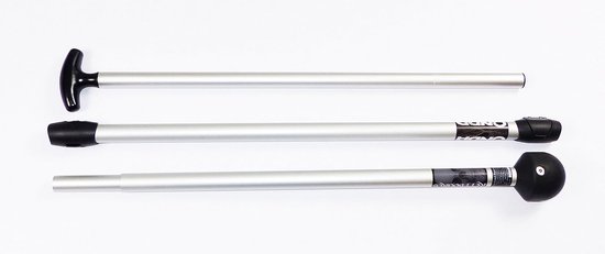 Drie zilverkleurige stokken van een landpaddelstick, met T-handvat en zwarte uiteinden.