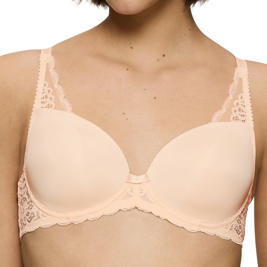 Nude voorgevormde bh met kanten details aan de bovenkant van de cups en aan de zijkanten.