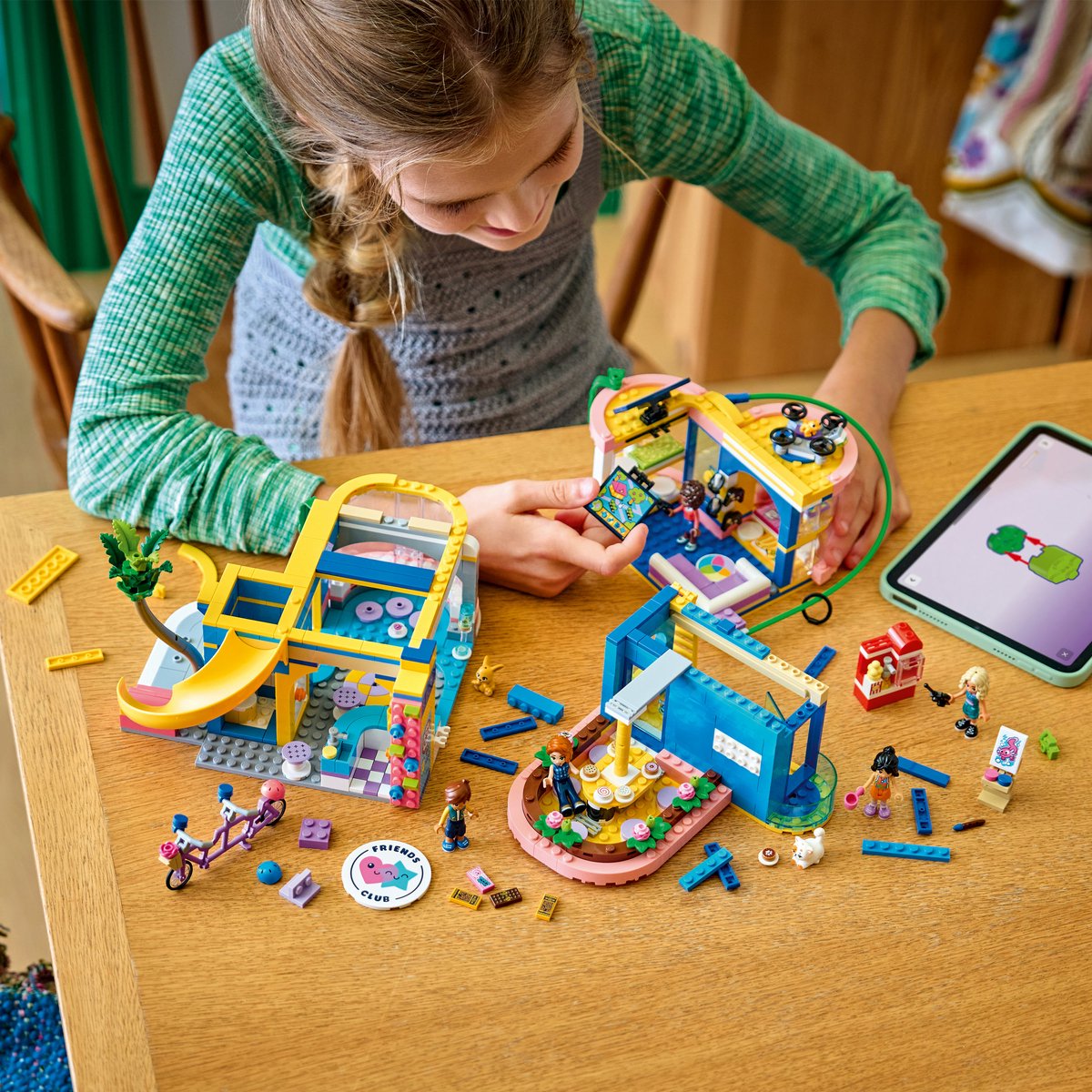 LEGO Friends 42689 - Heartlake City Clubhuis – foto 8