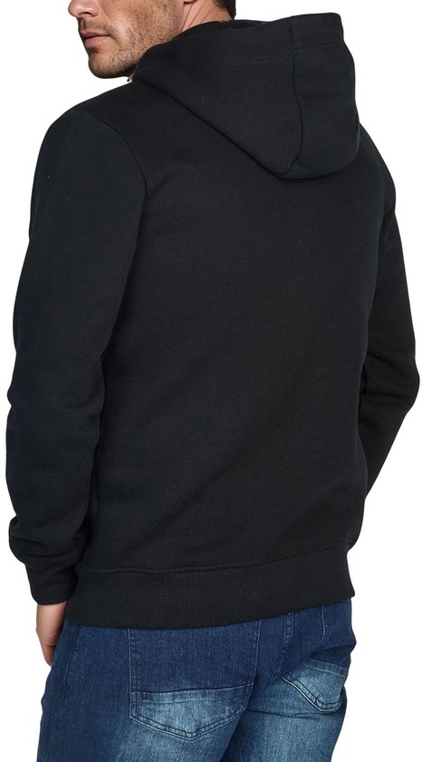 Man in zwarte hoodie, van achteren gezien, met capuchon en jeans.
