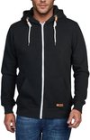 Man in zwarte hoodie met rits, capuchon, koordjes en opgestikte zakken.