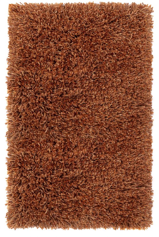 Een rechthoekige oranje-bruine shaggy badmat op een witte achtergrond.