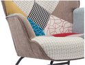 Gedetailleerde close-up van de armleuning van een patchwork fauteuil met verschillende patronen.