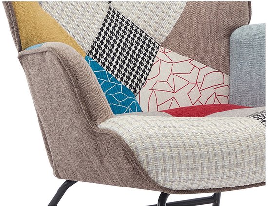 Gedetailleerde close-up van de armleuning van een patchwork fauteuil met verschillende patronen.