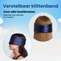 Masque de sommeil en soie bleu marine avec velcro réglable sur la tête d'une femme et d'un enfant.