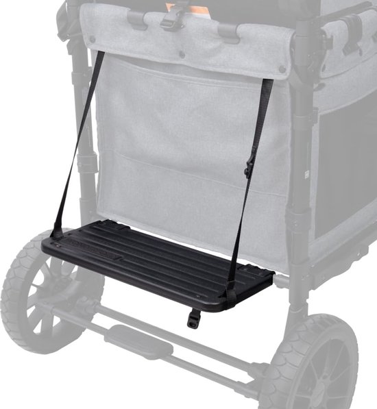 Zwart meerijdplankje, gemonteerd aan de achterkant van een kinderwagen.