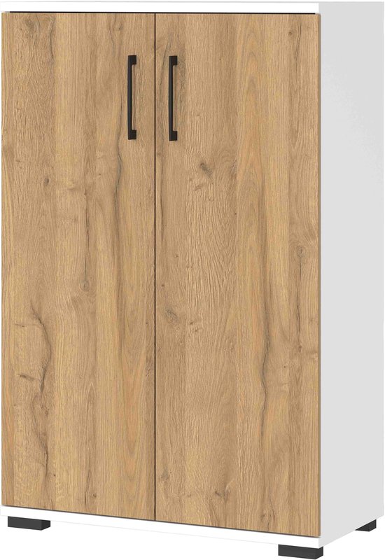 Witte kast met twee houten deuren en zwarte handgrepen. Staat op zwarte pootjes.