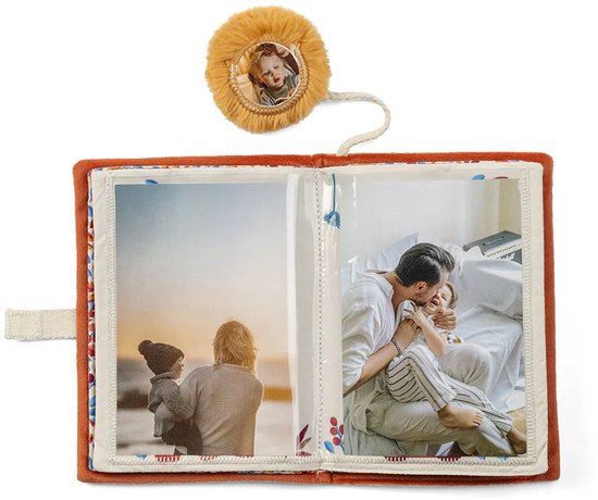 Open stoffen fotoalbum met oranje hoes en twee foto's: kind met rug naar je toe aan zee en vader met kind in bed.
