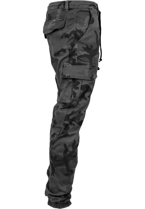 Zijaanzicht van een cargobroek met camouflageprint in grijs en zwart, met trekkoord en zakken.