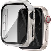 Transparante hardcase screenprotector die op een beige Apple Watch wordt geschoven.