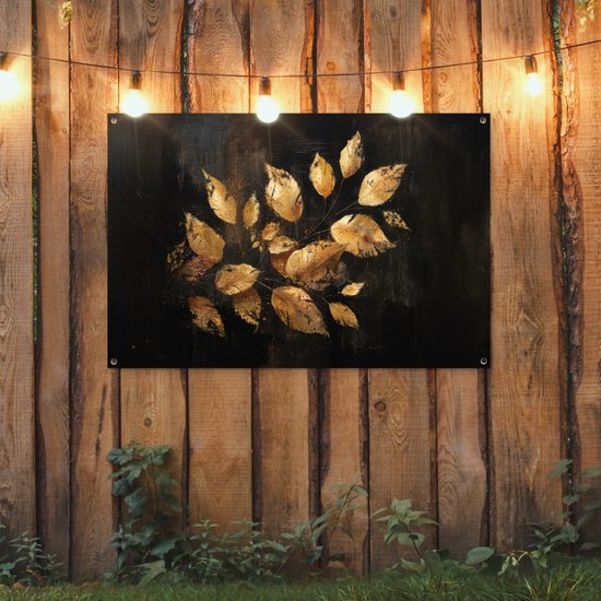 Feuilles dorées sur fond sombre, suspendues à une clôture en bois avec des guirlandes lumineuses au-dessus.