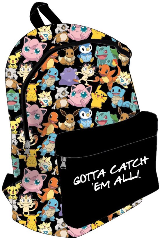 Zwarte rugzak met veelkleurige Pokémon-print. De voorzak heeft de tekst 'GOTTA CATCH 'EM ALL!'