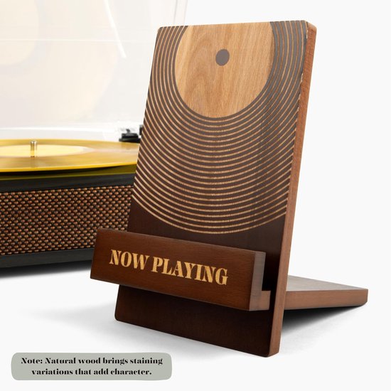 Houten standaard voor vinylplaten met "NOW PLAYING"-opschrift, naast platenspeler.