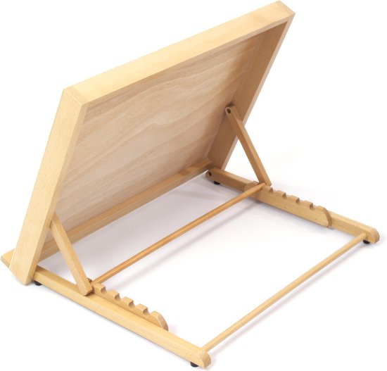 Een open houten schildersezel, A3+, met verstelbare steunen op een witte achtergrond.