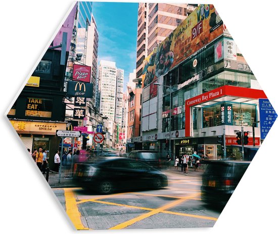 WallClassics - PVC Schuimplaat Hexagon - Drukke Straten in Japan - 30x26.1 cm Foto op Hexagon (Met Ophangsysteem)