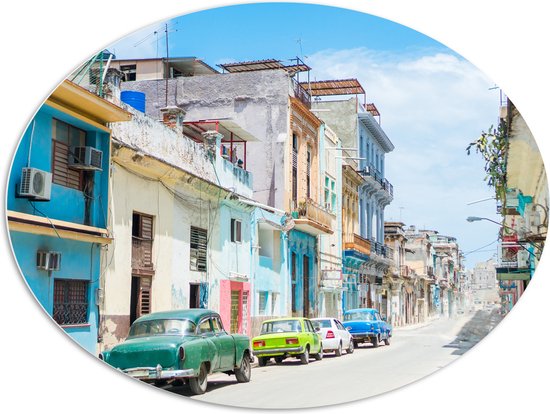 PVC Schuimplaat Ovaal - Gekleurde Geparkeerde Auto's in Kleurrijke Straat - Cuba - 108x81 cm Foto op Ovaal (Met Ophangsysteem)