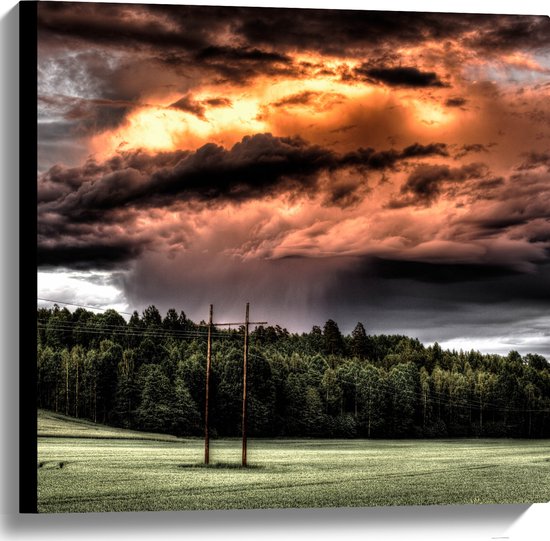 WallClassics - Toile - Soleil derrière les nuages ​​de pluie au-dessus de la forêt - 60x60 cm Photo sur toile (Décoration murale sur toile)