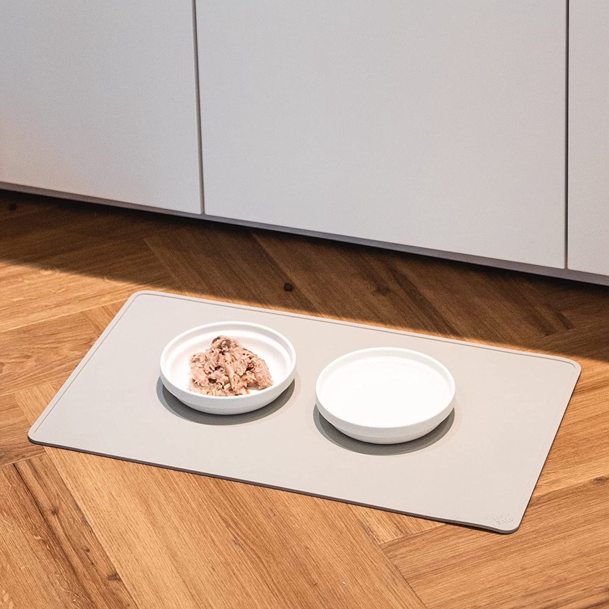 LucyBalu® SQUARE XL Voermat voor katten | mat voor water- & voerbak | siliconen mat als antislipbasis voor kattenbak | voedingsmat kat | voedingsmat kat | rechthoekig | XL antraciet LucyBalu® SQUARE XL Voermat voor katten | mat voor water- & voerbak | siliconen mat als antislipbasis voor kattenbak | voedingsmat kat | voedingsmat kat | rechthoekig | XL antraciet