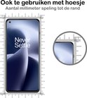 Telefoon met millimeterverdeling, toont hoever de screenprotector tot de rand reikt.
