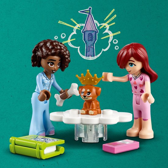 Lego Friends minipoppetjes Aliya en Paisley, en een speelgoedhondje met een kroon.
