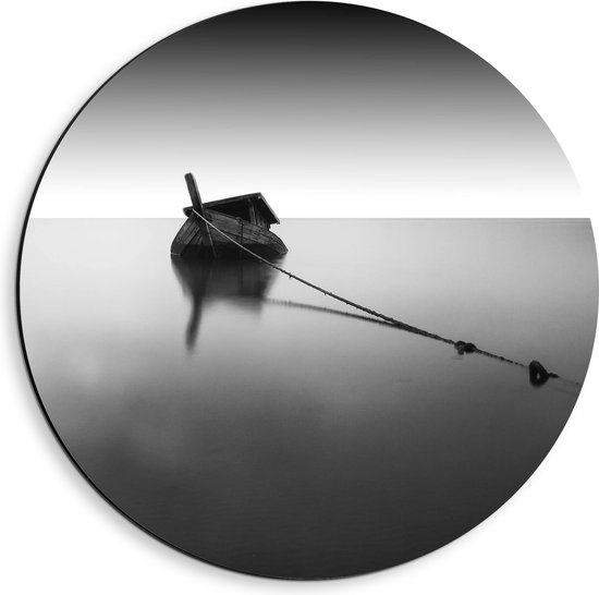 WallClassics - Dibond Muurcirkel - Zinkende Houten Boot op Meer (zwart-wit) - 40x40 cm Foto op Aluminium Muurcirkel (met ophangsysteem)