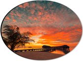 Dibond Ovaal - Zonsondergang op het Strand met Palmbomen en Paalwoningen - 28x21 cm Foto op Ovaal (Met Ophangsysteem)