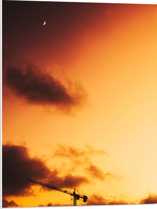 WallClassics - PVC Schuimplaat- Oranje Lucht met de halve Maan en Hijskraan - 60x80 cm Foto op PVC Schuimplaat