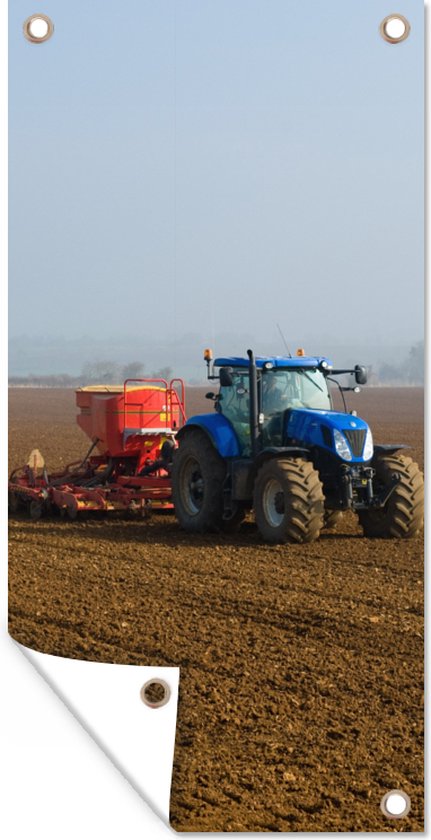 Tuinposter Tractor - Blauw - Mist - 30x60 cm - Tuindoek - Buitenposter